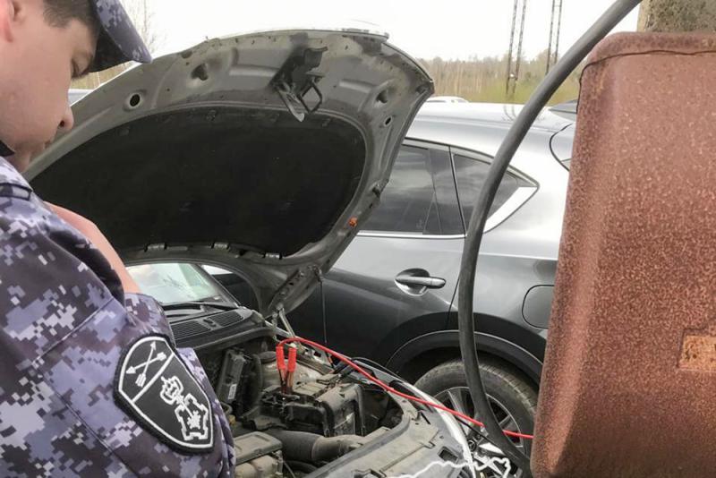 Росгвардейцы помогли водителю запустить заглохший автомобиль