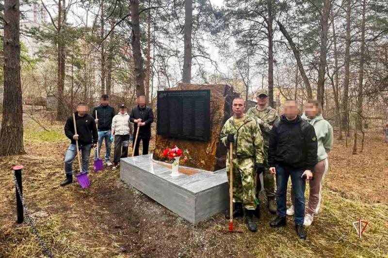 Сотрудники отдела ФСБ России по Уральскому округу и военнослужащие Росгвардии облагородили мемориал бойцам, павшим в годы Великой Отечественной войны