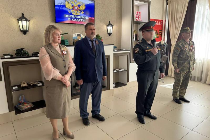 Офицер Росгвардии принял у школьников торжественную клятву на верность Отечеству