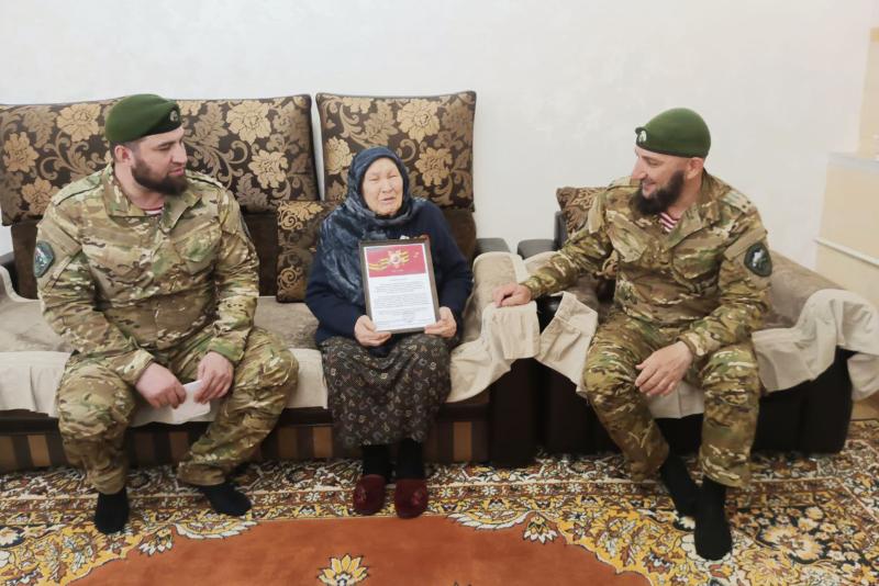 В преддверии Дня Великой Победы росгвардейцы навестили тружеников тыла в Чеченской Республике