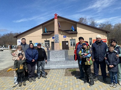 Команда «Сахалин» привела в порядок обелиск в честь 80-летия Победы в Великой Отечественной войне