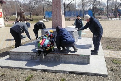 Команда «Сахалин» привела в порядок обелиск в честь 80-летия Победы в Великой Отечественной войне