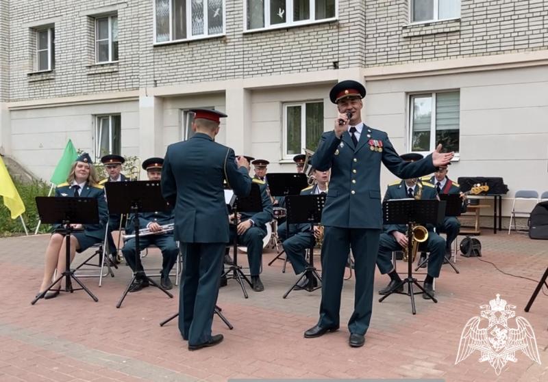 В преддверии 80 годовщины Победы военно-духовой оркестр территориального Управления Росгвардии поздравил ветеранов праздничным концертом