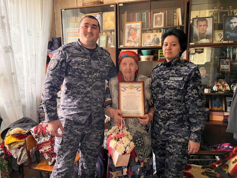 Кызылские росгвардейцы поздравили труженика тыла с 80-летием Великой Победы