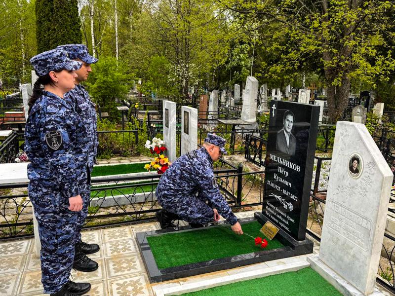 Сотрудники Росгвардии в Йошкар-Оле почтили память ветерана Великой Отечественной войны Петра Кузьмича Мельникова