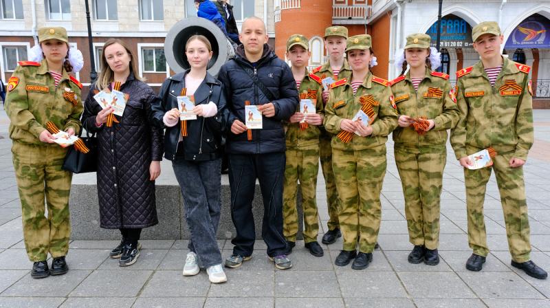 Сотрудники Росгвардии и кадеты раздали Георгиевские ленты жителям и гостям Йошкар-Олы