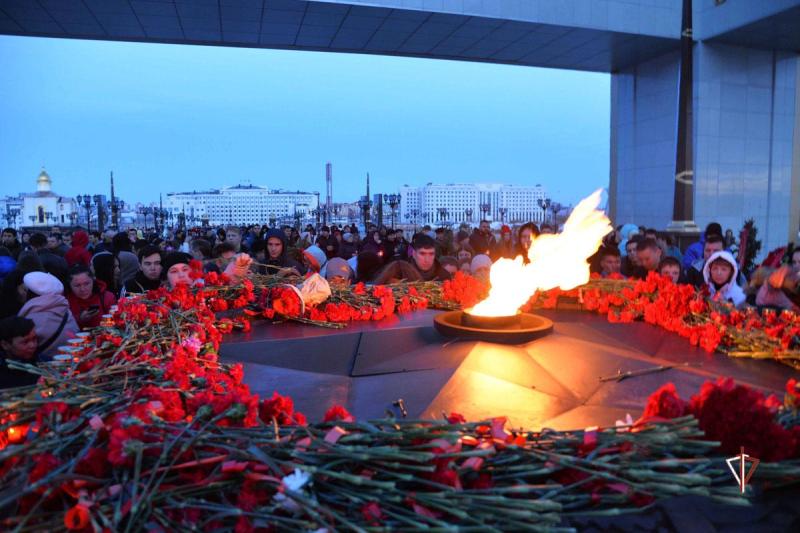 Росгвардейцы Ямала зажгли памятные свечи в День 80-летия Победы