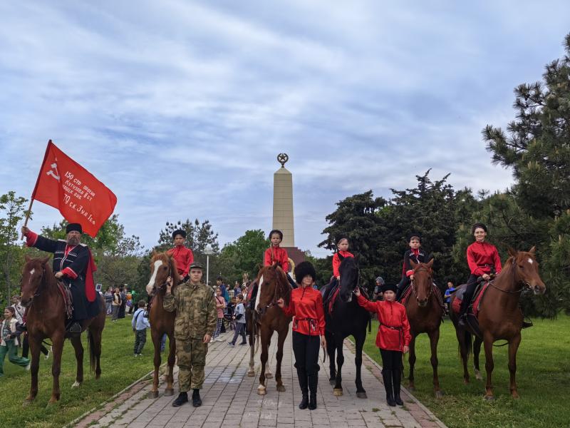 Конный марш Кубанского казачьего центра «Баско» совместно с конным клубом «Черёмушки» в честь Дня Победы!