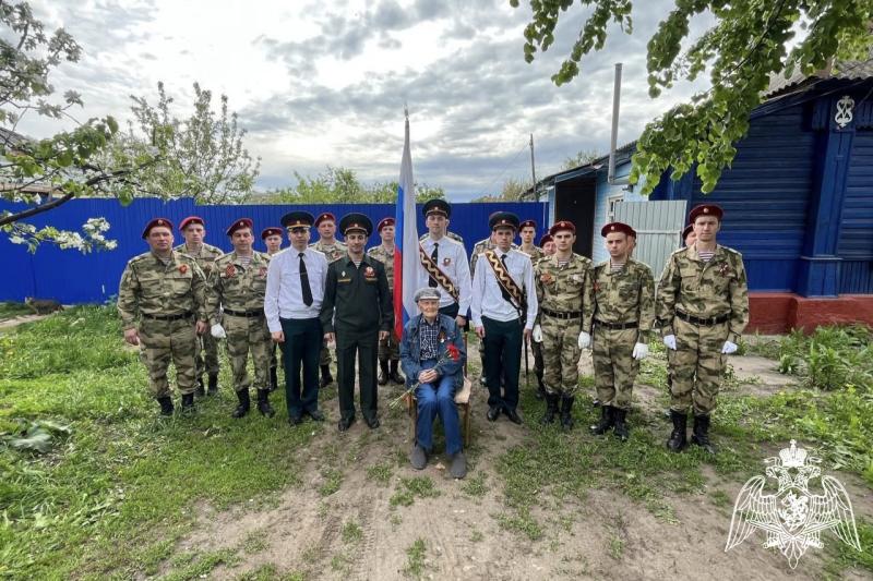 В Димитровграде военнослужащие Росгвардии присоединились к акции «Парад у дома ветерана»