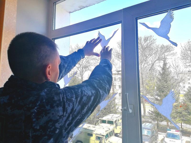 Росгвардия поддержала Всероссийскую акцию «Окна Победы» в Биробиджане