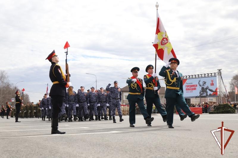 В Югре военнослужащие и сотрудники Росгвардии приняли участие в торжественных мероприятиях по случаю празднования юбилея Победы