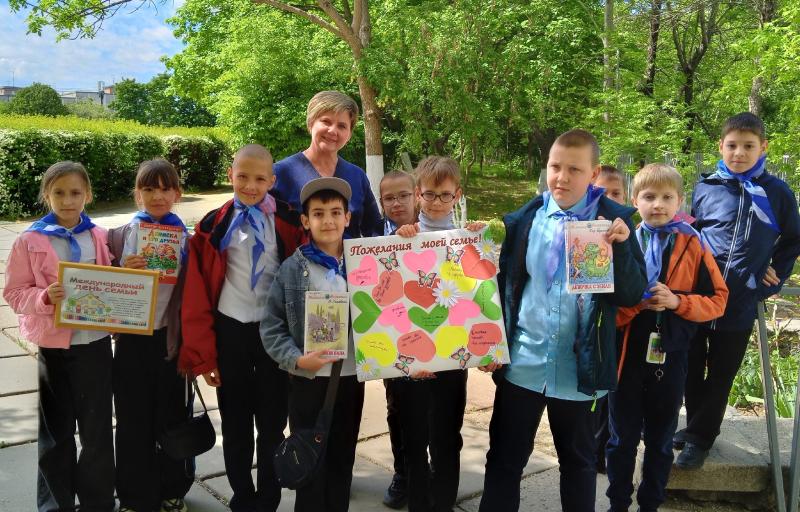 Акция-позитив «Я дарю тебе ромашку вместе с ней любовь свою!».