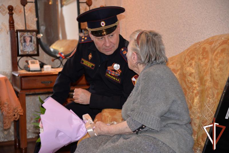 В Ханты-Мансийске офицеры Росгвардии поздравили ветеранов Великой Отечественной войны с Днем Победы