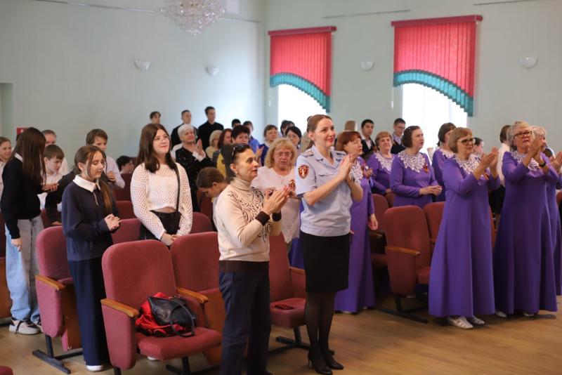 Сотрудница Росгвардии исполнила фронтовую балладу в честь защитниц Отечества