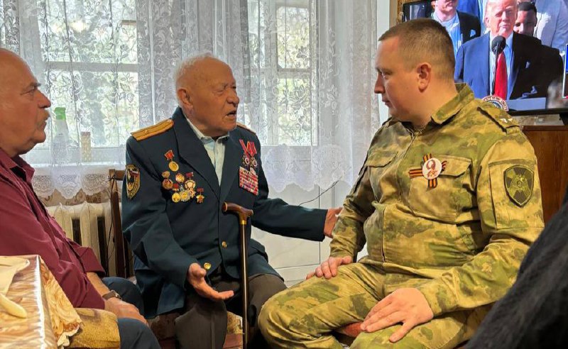 Росгвардейцы поздравили ветерана Великой Отечественной войны в преддверии 80-летия Великой Победы
