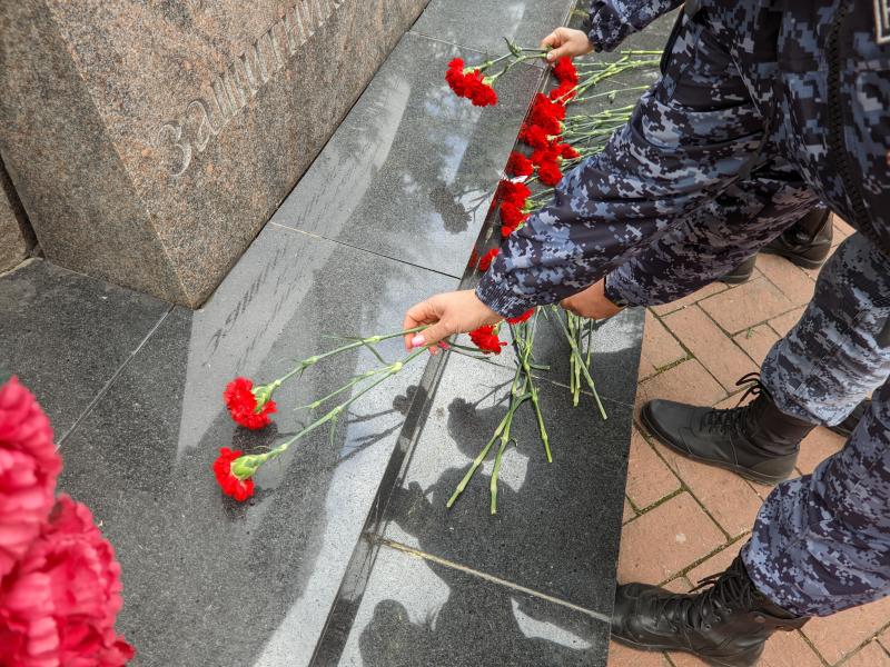 Сотрудники Росгвардии приняли участие в ежегодной патриотической акции «Поклонимся».