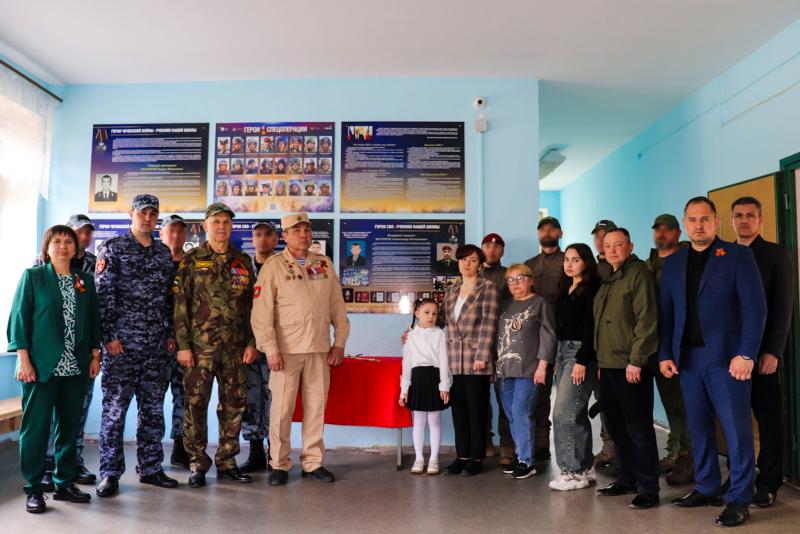 Сотрудники и военнослужащие Росгвардии почтили память героев СВО на открытии мемориального стенда в Йошкар-Оле