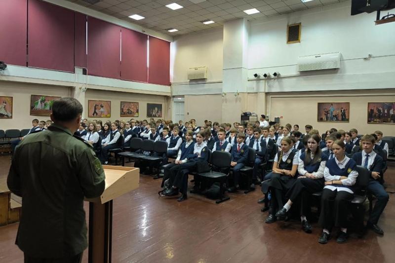 Офицер СОБР Росгвардии провел с иркутскими школьниками занятие по правилам безопасности