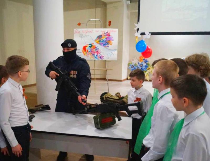 В Подмосковье сотрудники ОМОН «Пересвет» Росгвардии провели урок мужества для школьников