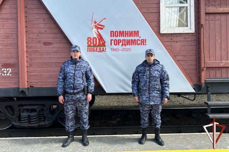 Сотрудники Управления Росгвардии по ХМАО – Югре во взаимодействии с коллегами из регионального УМВД России обеспечили безопасность прибытия "Эшелона Победы" в Югру