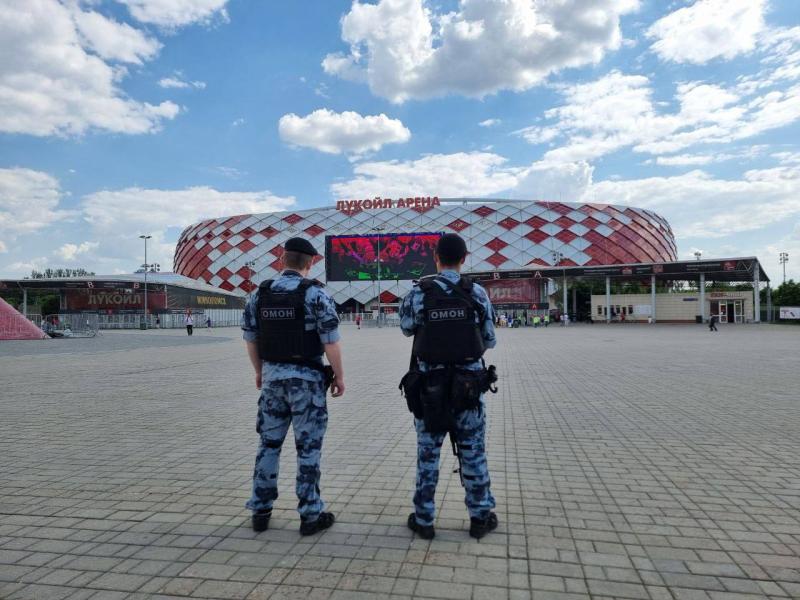 Накануне в Москве прошли футбольные матчи «Спартак» — «Химки» и ЦСКА — «Пари». За безопасностью следили сотрудники Росгвардии и МВД