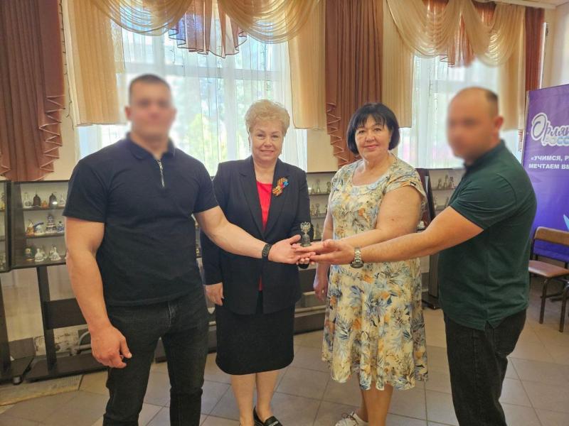 Колокольчик из Биробиджана украсил школьный музей ЛНР