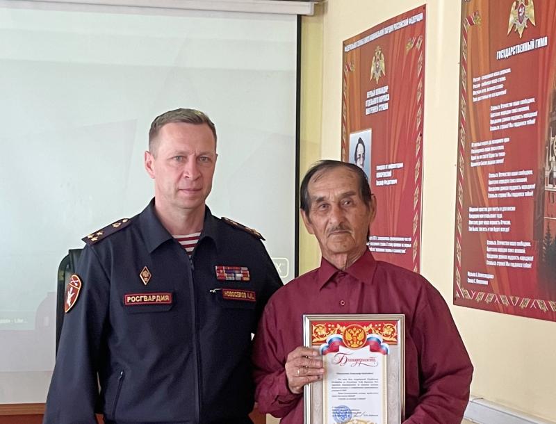 Росгвардия выразила благодарность неравнодушному тувинскому журналисту за передачу оружия в зону СВО