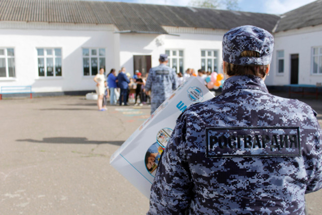 Детский реабилитационный центр посетили с подарками росгвардейцы в Херсонской области
