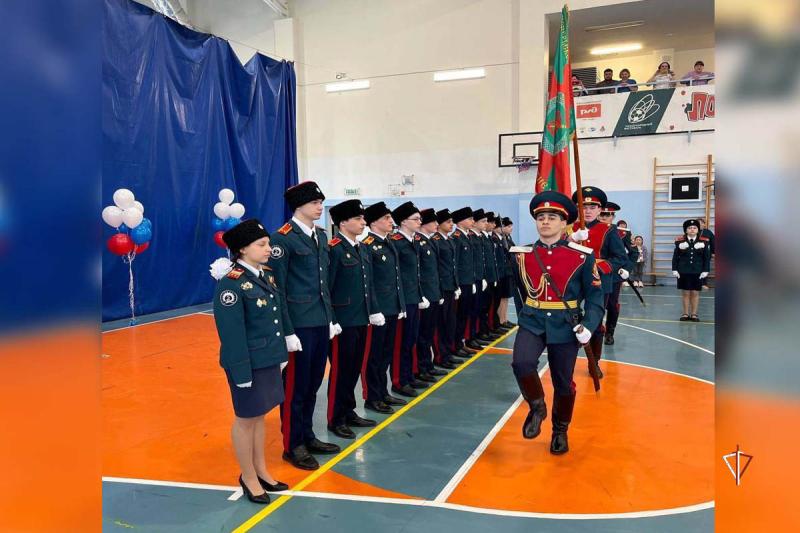 Офицер Росгвардии принял участие в торжественном прощании кадетов со знаменем в Ноябрьске