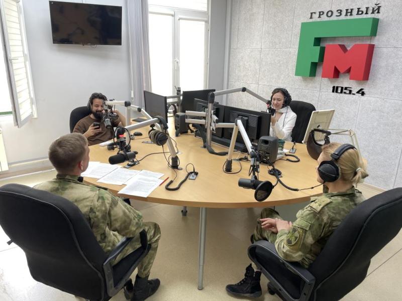 Военнослужащий Объединенной группировки войск принял участие в прямом эфире радио ЧГТРК «Грозный», посвященном дню военного автомобилиста