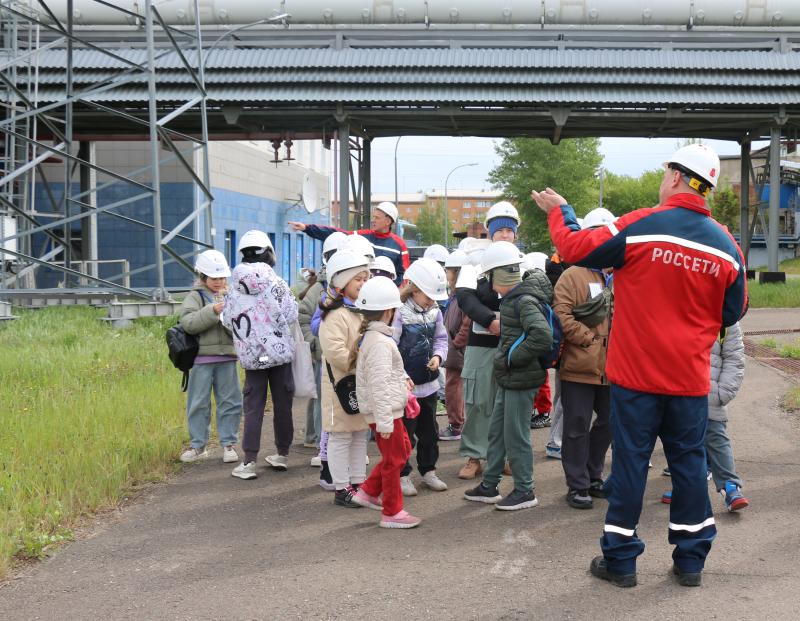 Более 50 школьников посетили ключевой энергообъект Красноярска в преддверии Дня защиты детей