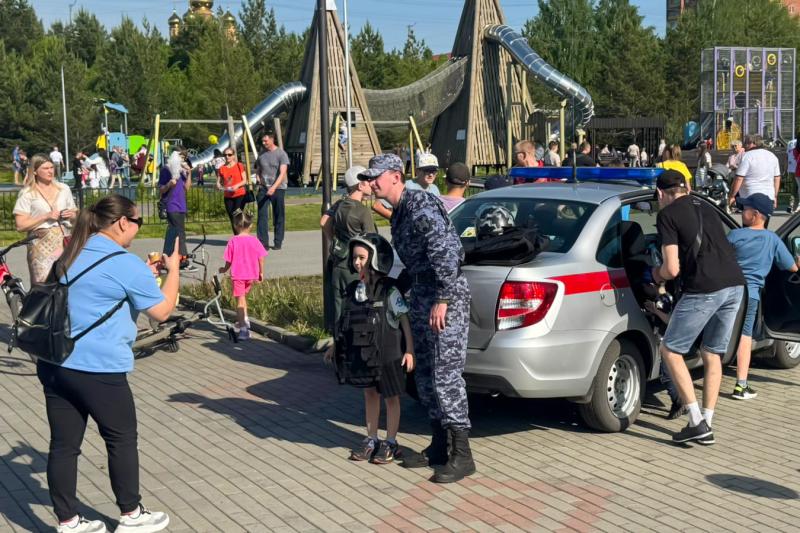 В День защиты детей сотрудники Росгвардии гарантировали безопасность юных жителей Кузбасса