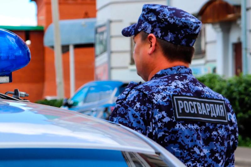 Росгвардейцы задержали кузбассовца при попытке обмена в банке ненастоящей иностранной купюры