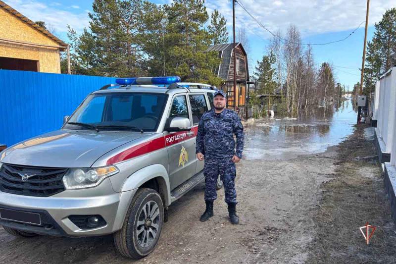 На Ямале росгвардейцы помогают пострадавшим от весеннего паводка