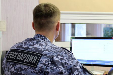 Росгвардейцы задержали мужчину, который может быть причастен к избиению сожительницы телефоном