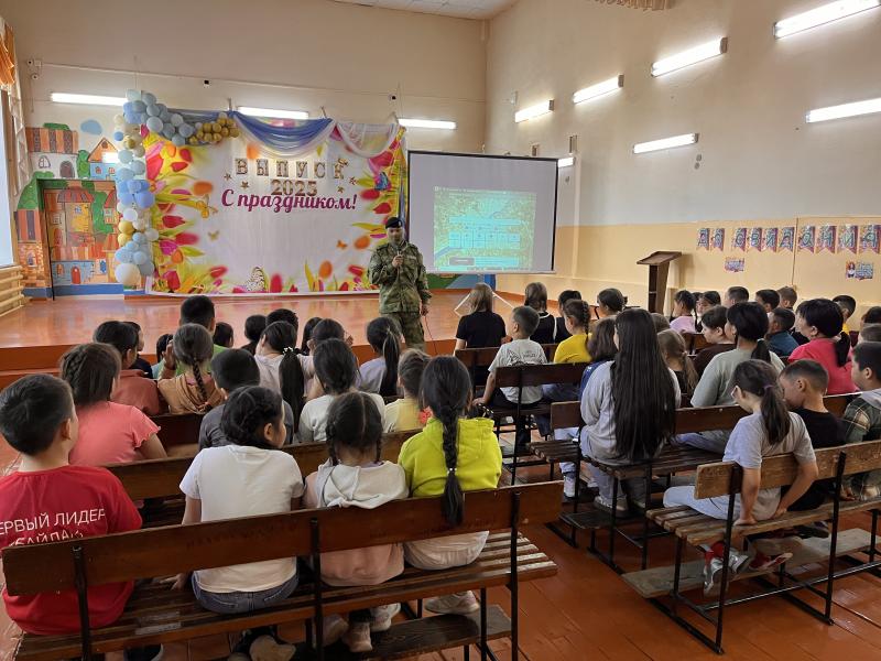 Росгвардейцы Тувы открыли акцию Каникулы с Росгвардией" в первом сезоне пришкольного лагеря