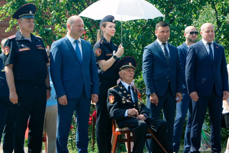 Росгвардейцы в Ростове-на-Дону поздравили ветерана Великой Отечественной войны со 100-летием