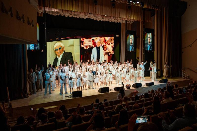 “Жизнь надо прожить красиво, а без музыки красиво не проживешь!” 
Главные хитмейкеры года поздравили с днем рождения Николая Агутина грандиозным концертом