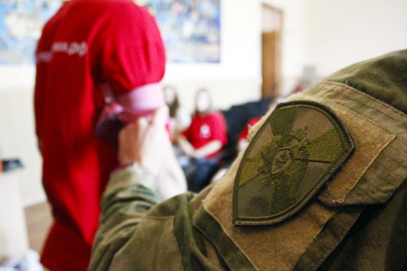 Росгвардейцы провели занятие по тактической медицине для волонтёров-медиков в Херсонской области