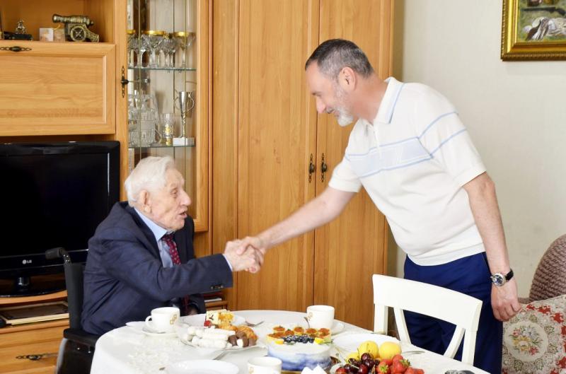 Депутат ЗСК Виктор Тепляков поздравил Героя России Павла Сюткина с Днём рождения