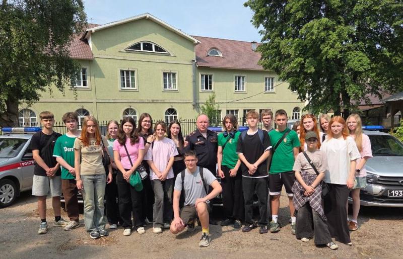 Сотрудники Дмитровского отдела вневедомственной охраны Росгвардии по Московской области провели урок мужества в рамках акции "Каникулы с Росгвардией"