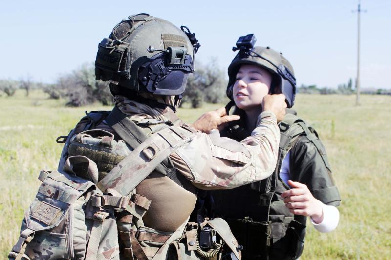 Журналисты примерили на себя роль бойцов спецназа Росгвардии в Херсонской области