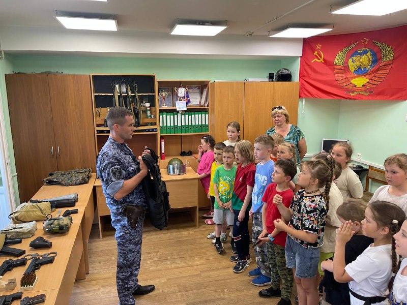 К Дню России в отделе вневедомственной охраны по городу Кирову побывали с экскурсией школьники