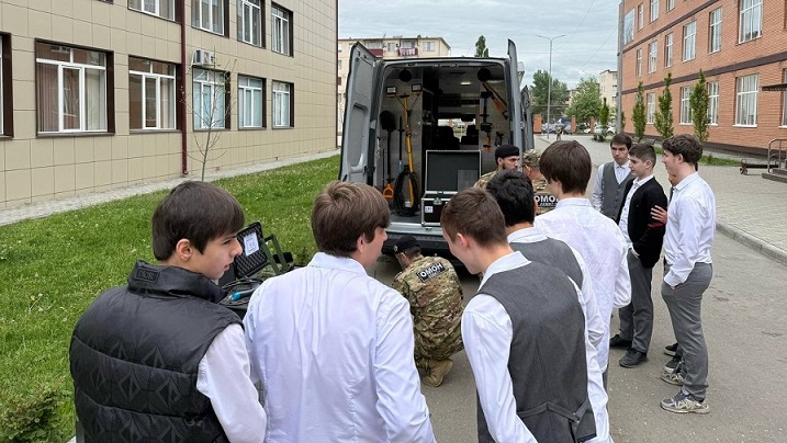 СОТРУДНИКИ РОСГВАРДИИ ПРОВЕЛИ ПАТРИОТИЧЕСКОЕ МЕРОПРИЯТИЕ ДЛЯ ШКОЛЬНИКОВ ГРОЗНОГО