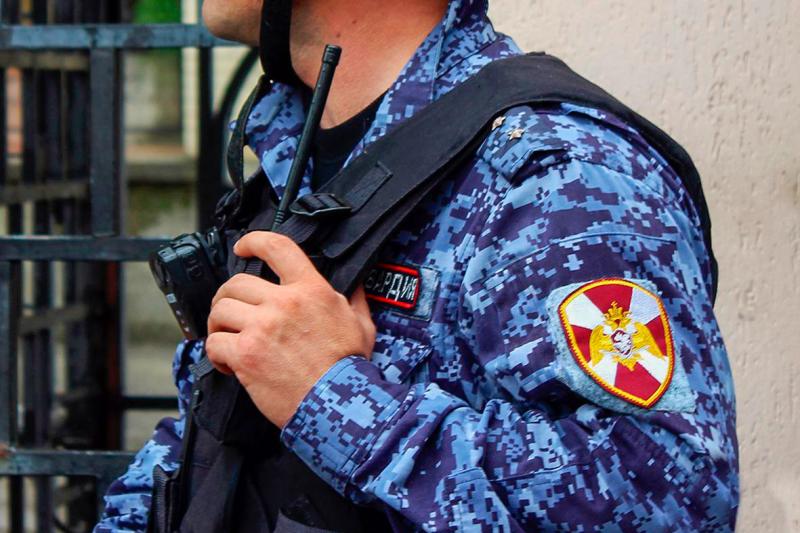 Росгвардейцы задержали дебошира, напавшего на работницу торговой точки