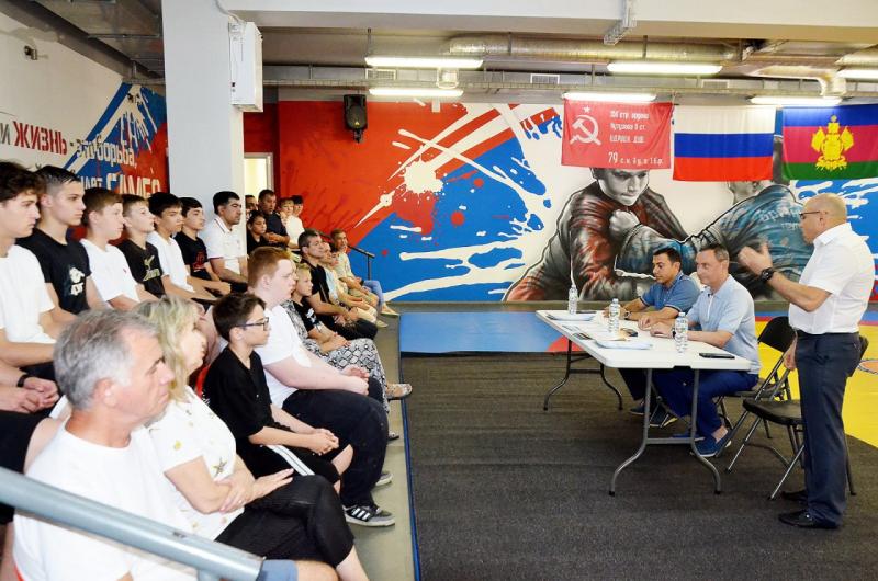 Депутат ЗСК  Виктор Тепляков принял участие в торжественном собрании спортшколы №16 в Сочи