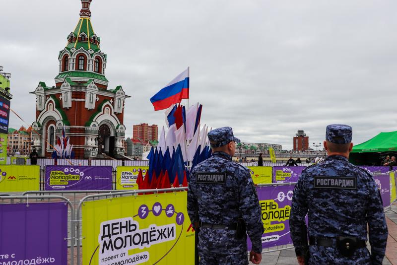 Росгвардейцы выполнили задачи по обеспечению безопасности во время празднования национального праздника Пеледыш пайрем и Дня молодежи в Марий Эл