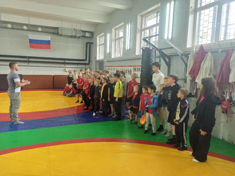 «Каникулы с Росгвардией»: воспитанники кировского Центра самбо побывали в ОМОН «Вятич»