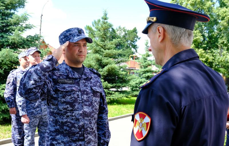 В п. Сернур (Марий Эл) сотрудники вневедомственной охраны Росгвардии награждены за мужество и профессионализм
