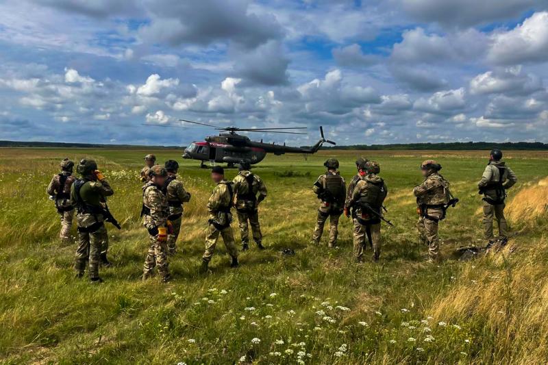 ОМОН «Оберег» отработал беспарашютное десантирование с борта вертолёта МИ-8